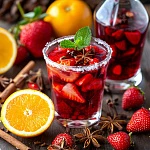 Клубничный глинтвейн - коктейль с красным вином и клубникой